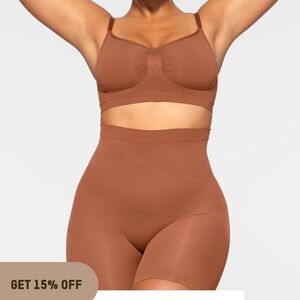 SKIMS SEAMLESS SCULPT MID THIGH SHORT BRONZE SMALL NWT IN PACKAGING